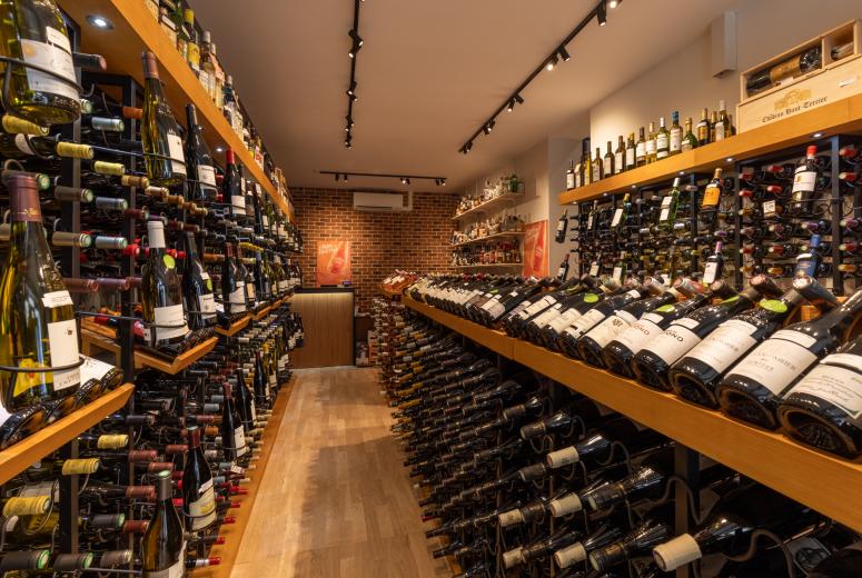 intérieur de la cave CAVAVIN rue Poncelet à Paris